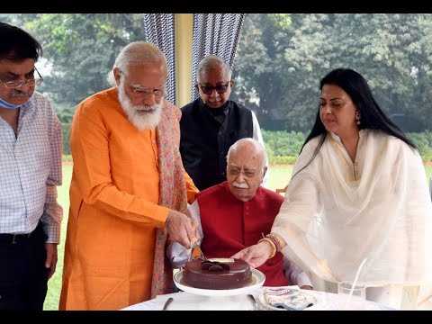 लाल कृष्ण आडवाणी के जन्मदिन पर पीएम मोदी ने खिलाया केक, पैर छूकर लिया आशीर्वाद